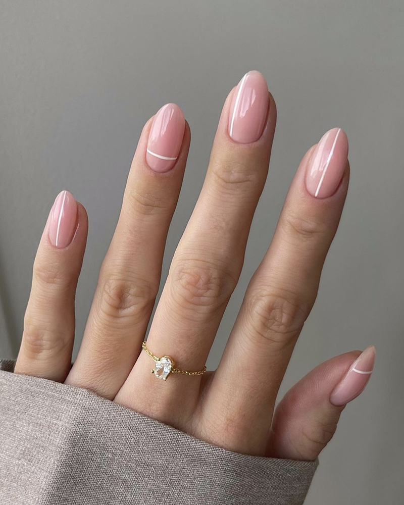 Лаконічний білий манікюр