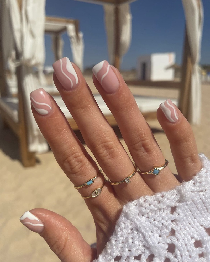 Абстрактний білий манікюр