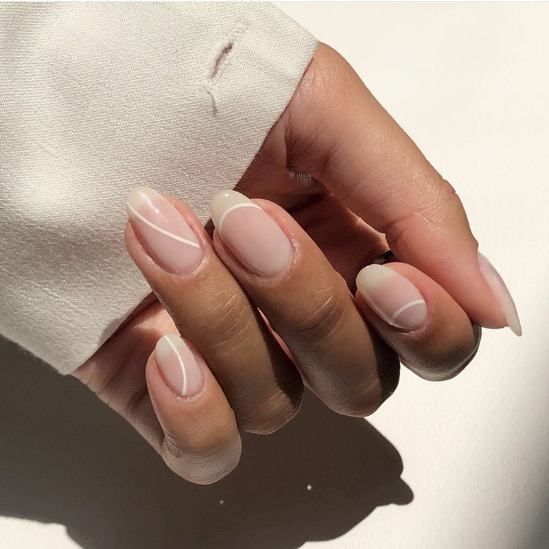 Мінімалістичний білий манікюр