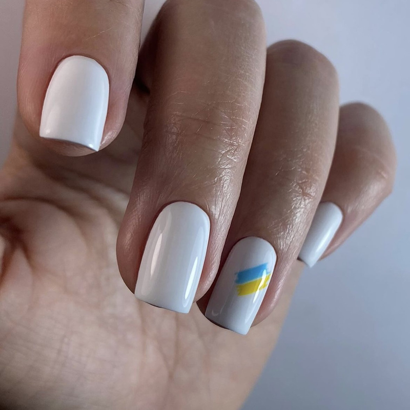 Патріотичний білий манікюр