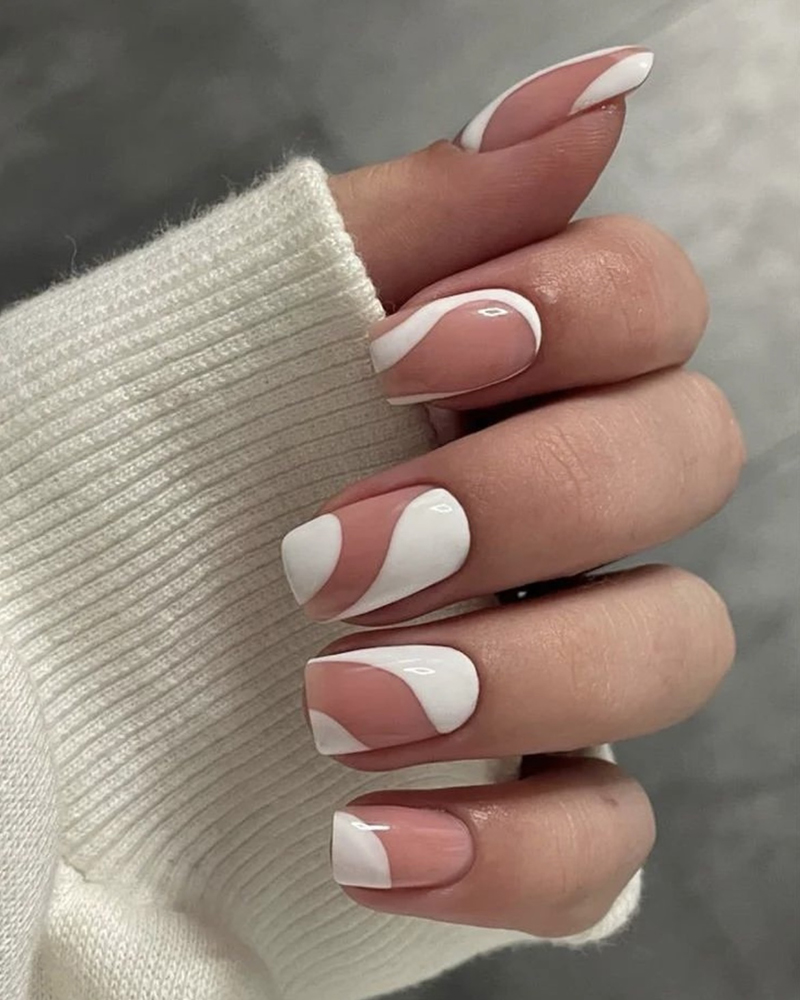 Красивий білий манікюр абстракція