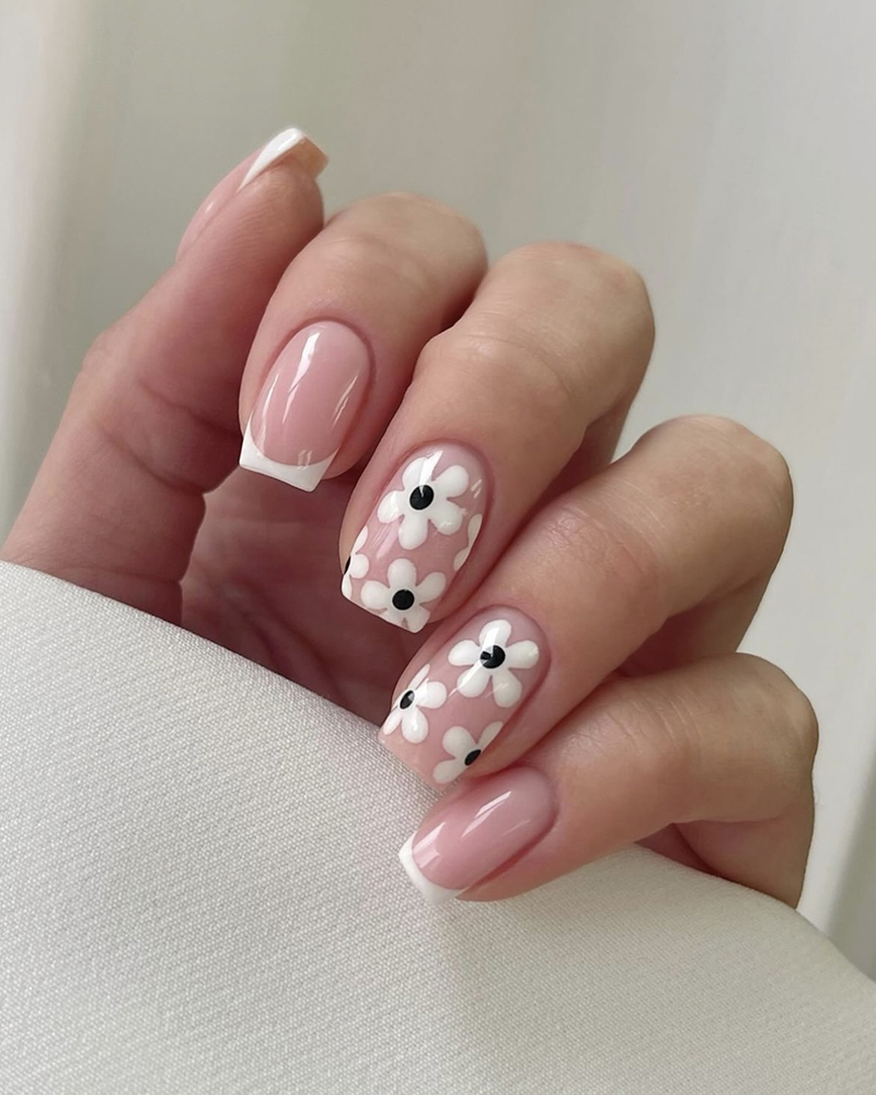 Манікюр білий з квітами