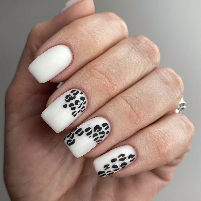 Білий анімалістичний манікюр