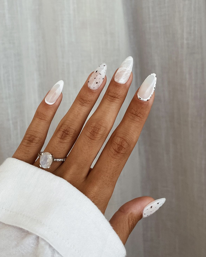 Манікюр білий з чорними цятками