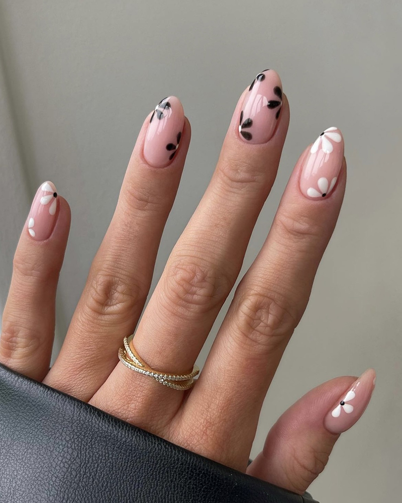 Квітковий манікюр чорний з білим