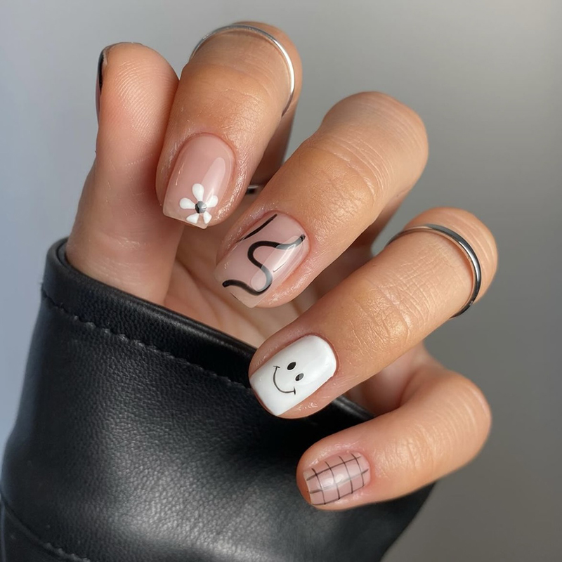 Чорно-білий манікюр з малюнками