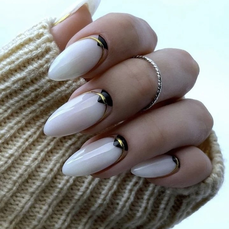 Манікюр білий з чорним та золотим