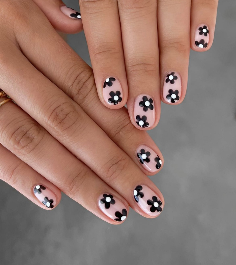 Манікюр чорний з білим квіти