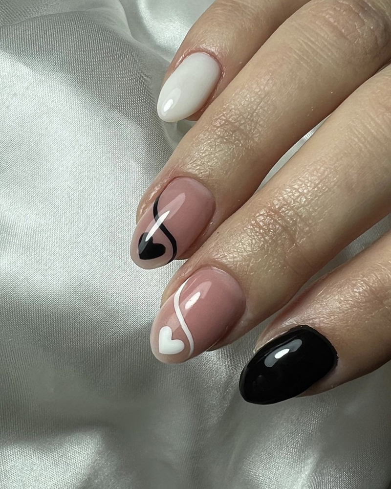 Манікюр білий з чорним сердечка