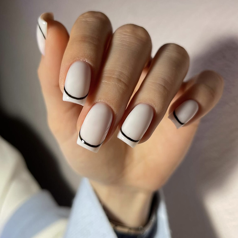 Манікюр білий з чорним френч