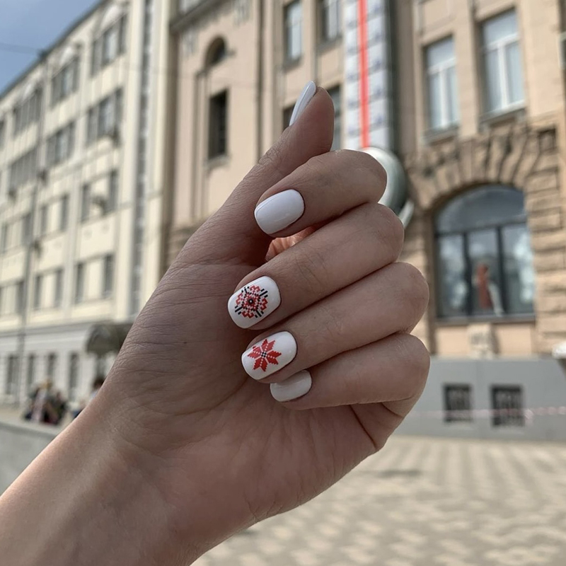 Манікюр червоний з білим