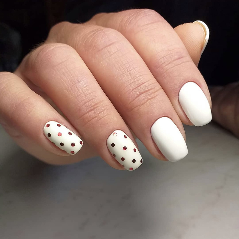 Манікюр червоний з білим горошком