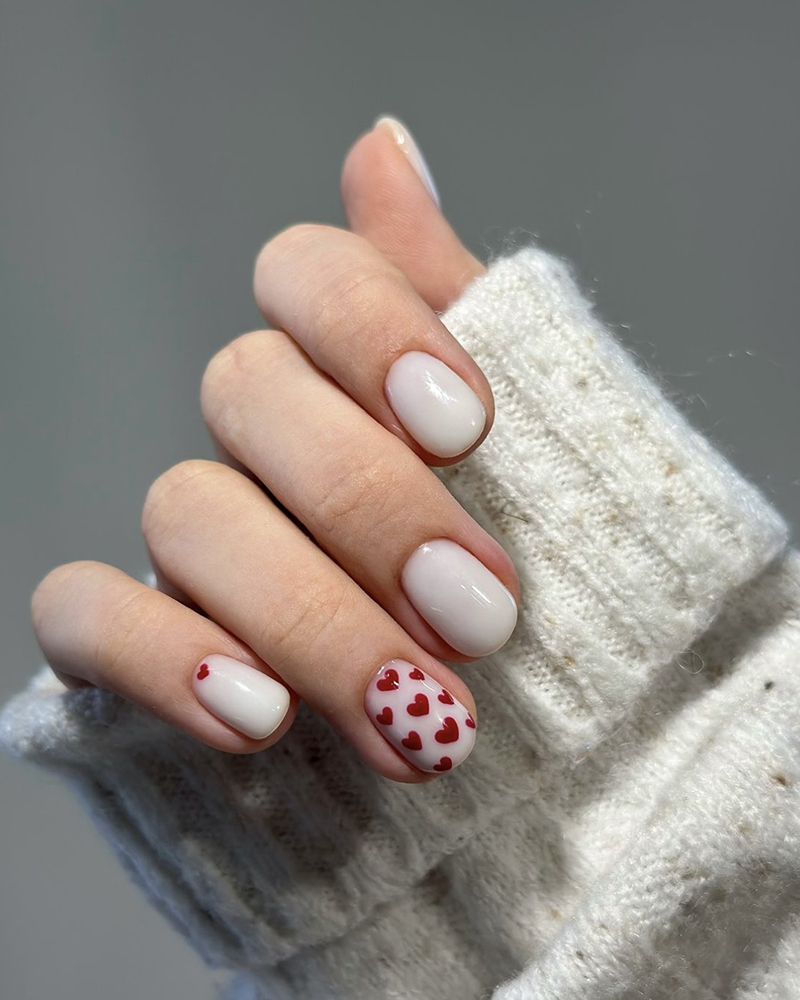 Манікюр білий з червоними серцями