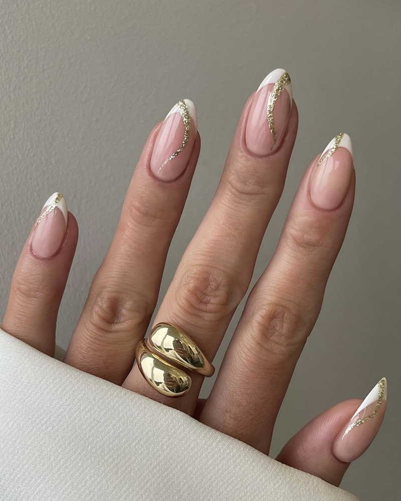 Манікюр білий френч з золотим