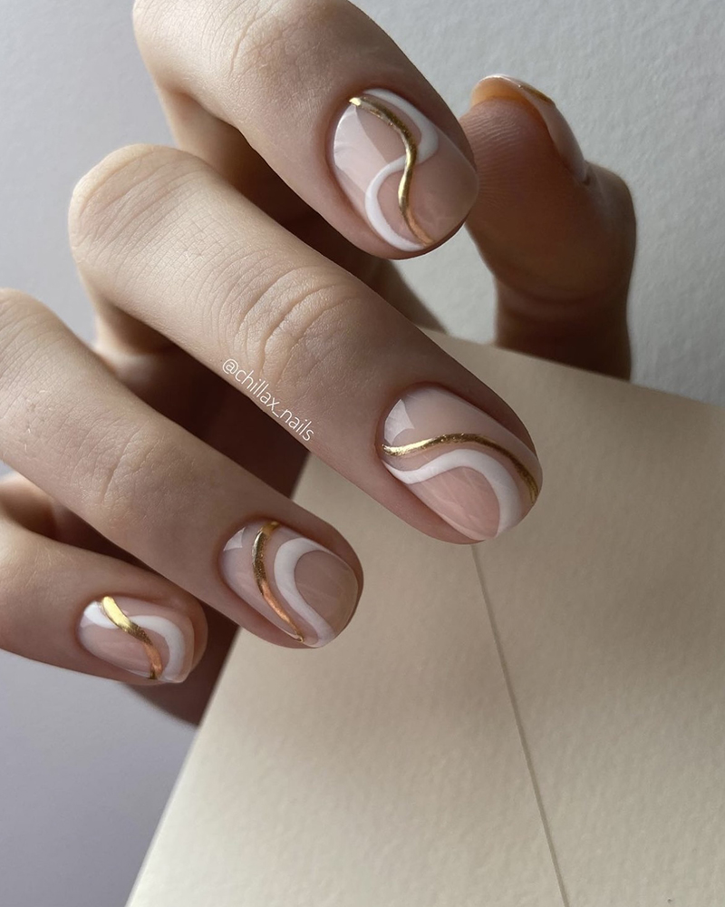 Манікюр білий з золотим абстракція