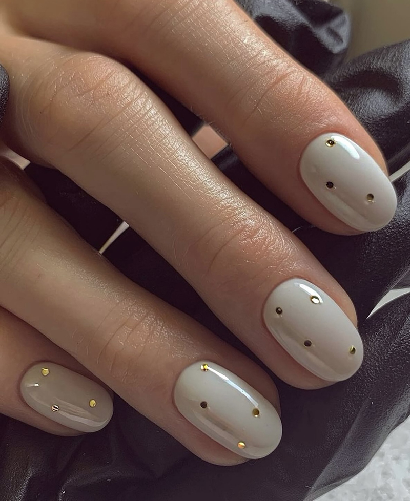 Манікюр молочний з золотим