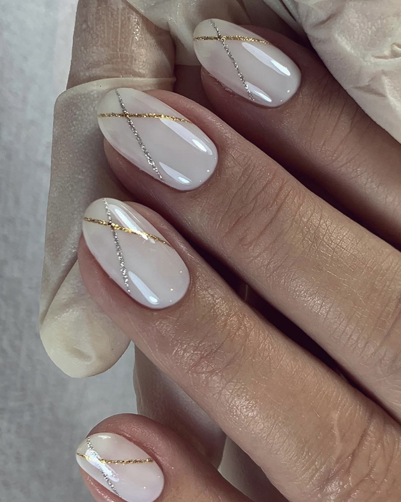 Манікюр молочний з золотом і сріблом
