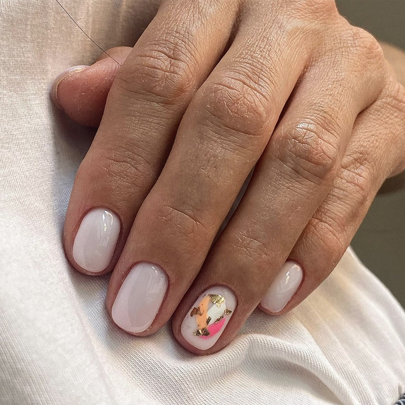 Молочний манікюр з золотом