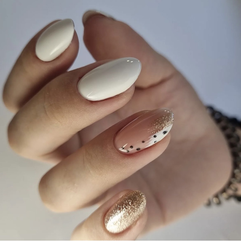 Білий манікюр з позолотою