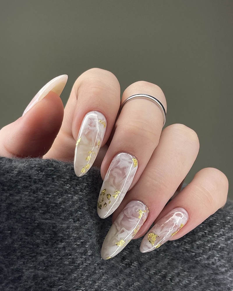 Мраморний білий манікюр з золотом