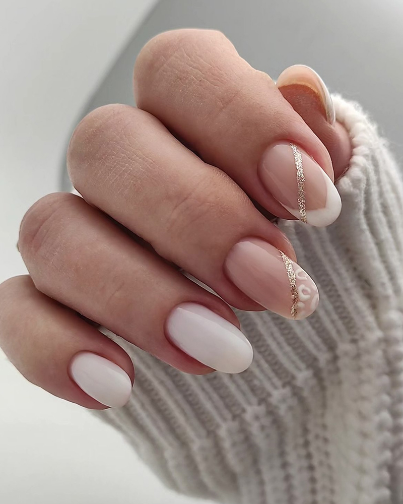 Красивий білий манікюр з золотим