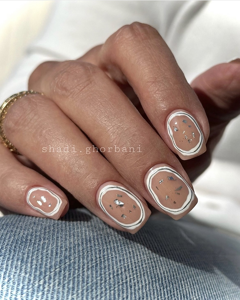 Матовий манікюр білий зі сріблом