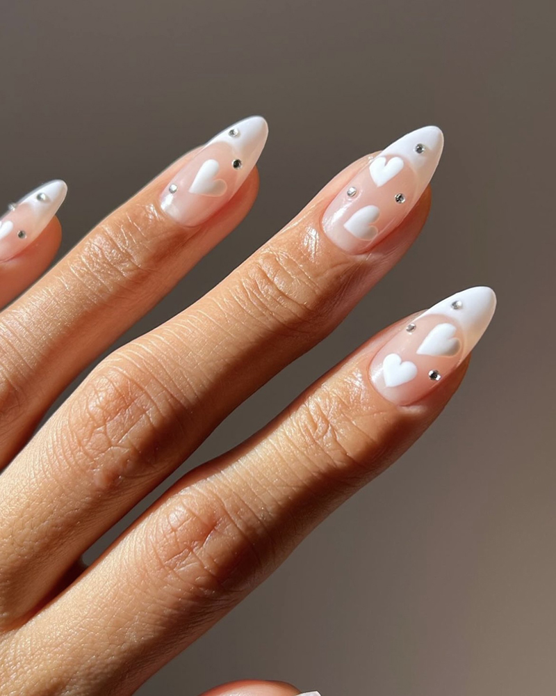 Манікюр білий зі стразами