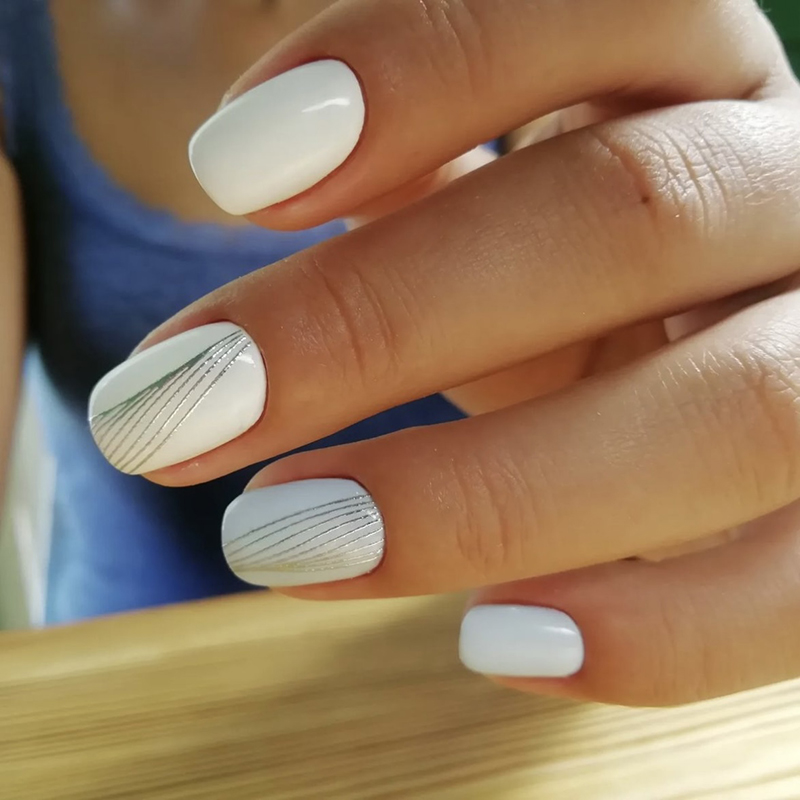 Манікюр білий зі сріблом