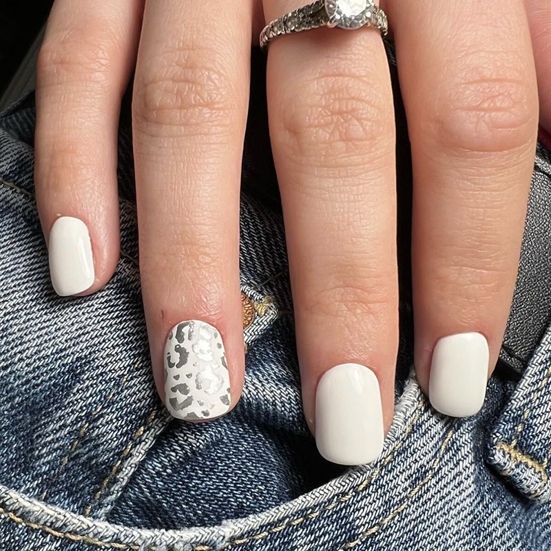 Леопардовий манікюр білий зі сріблом