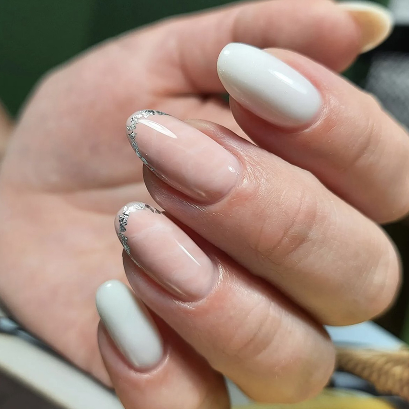 Білий манікюр зі срібним