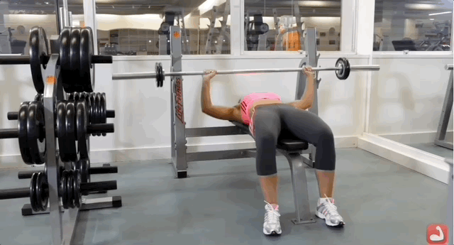 Жим від грудей зі штангою або гантелями