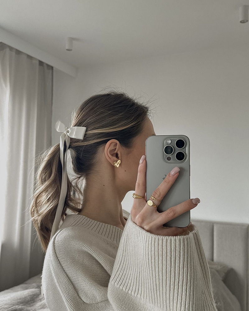 Зачіска низький хвіст з бантом