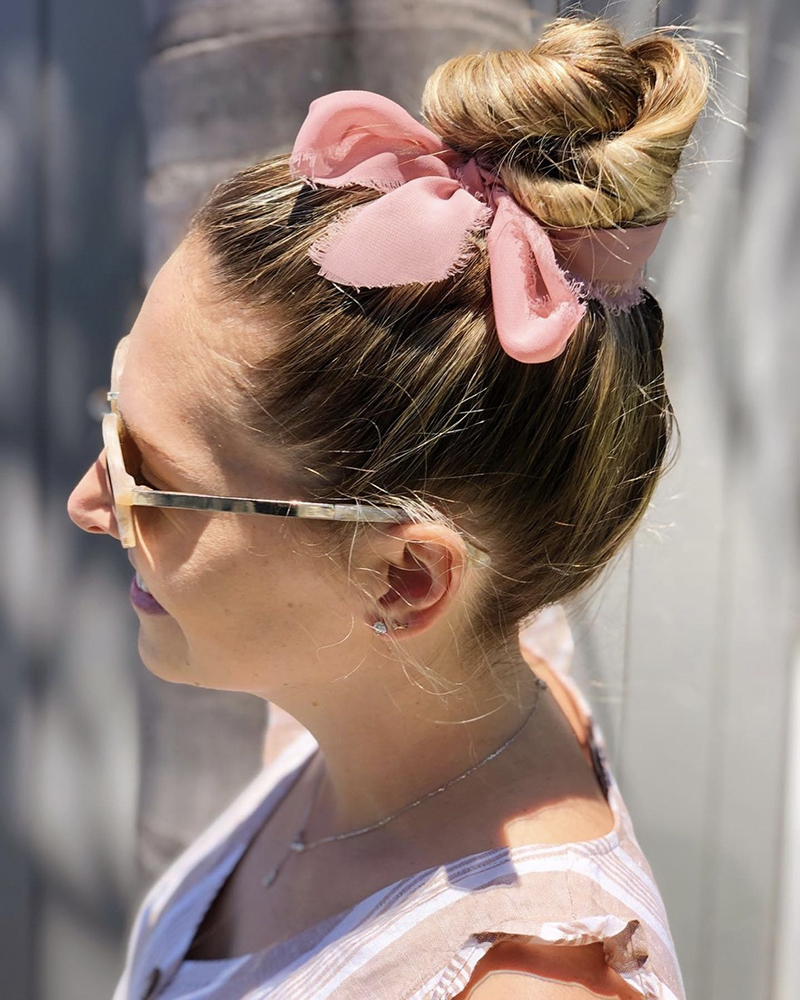 Зачіска високий пучок з платком