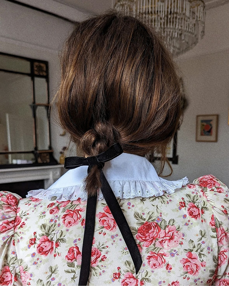 Зачіска зі стрічкою для волосся