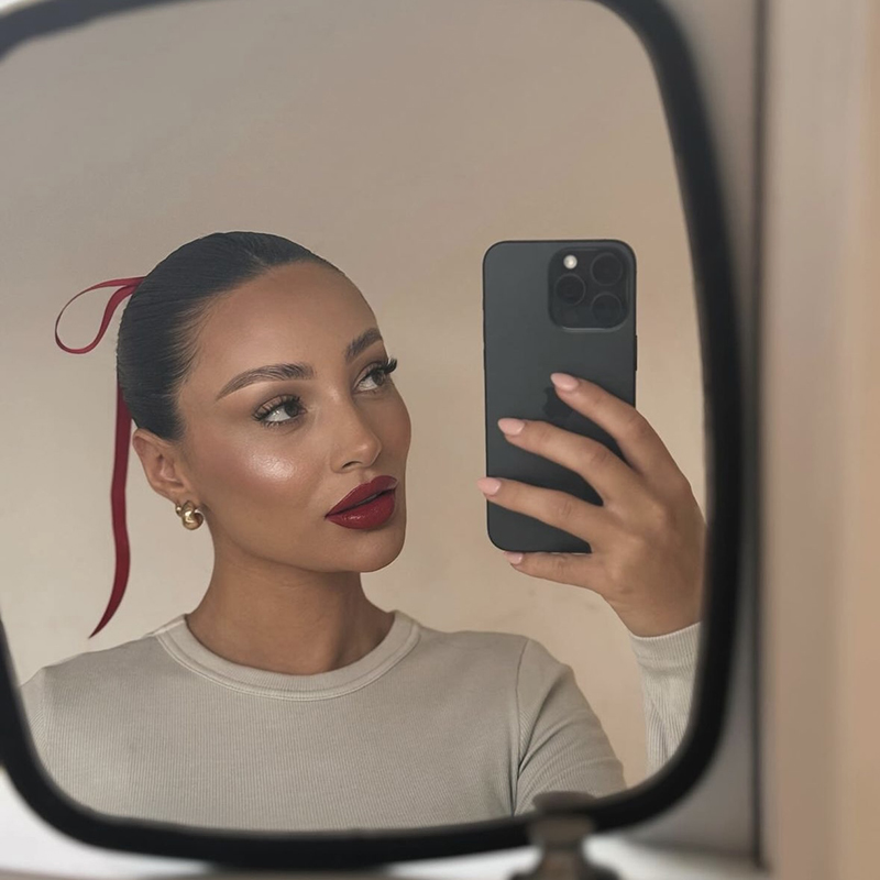 Святкова зачіска з бантом