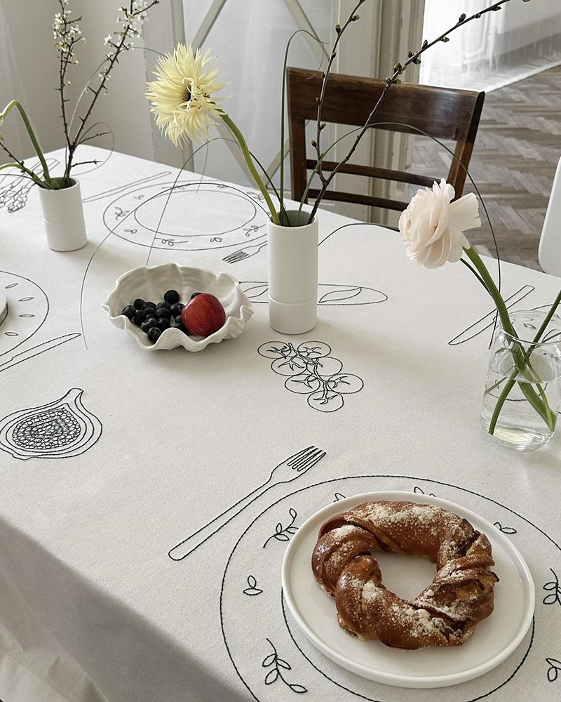 Скатертина з вишивкою