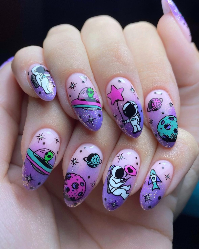 яскравий манікюр космос