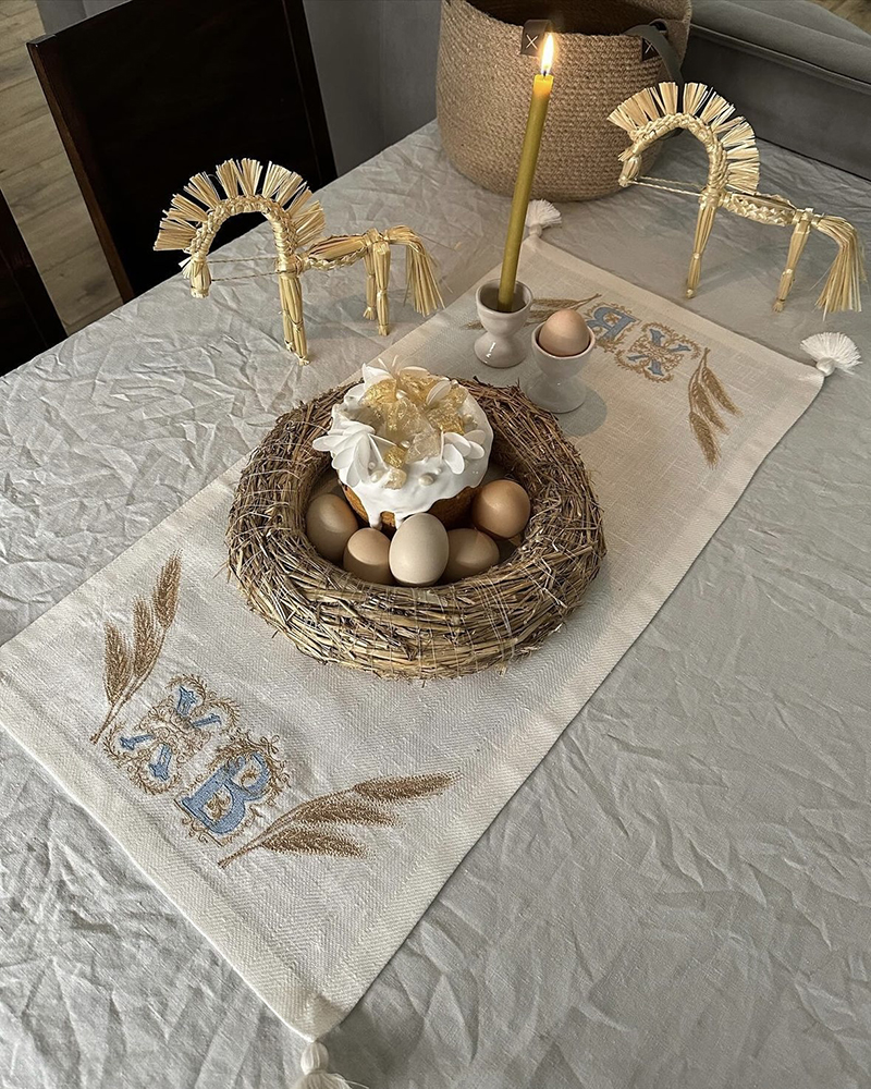 Великодній рушник з вишивкою