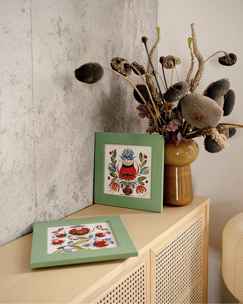 Стінописи в кольорових рамах