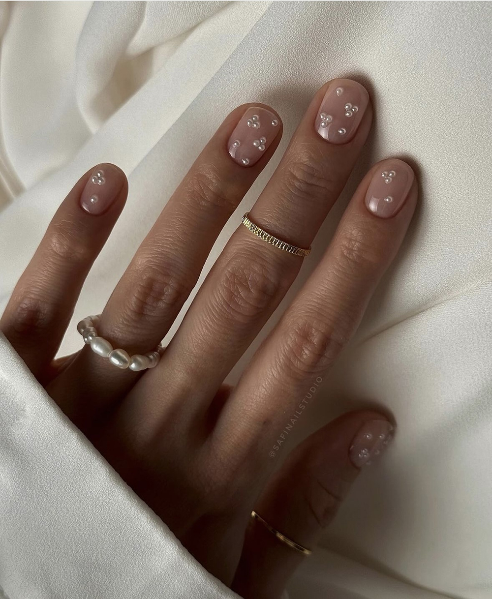 голий манікюр з перлами