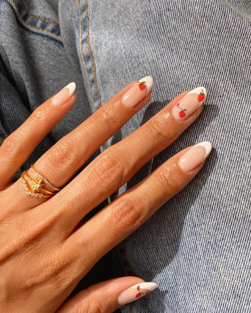 французький манікюр з полуницею