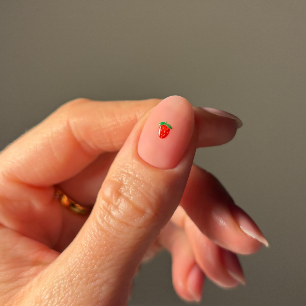голий манікюр з полуницею