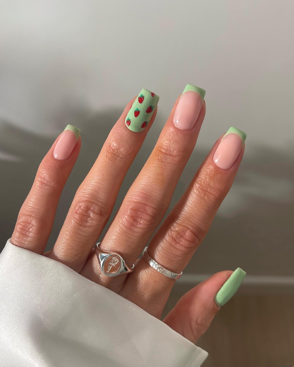 літній манікюр з фруктами