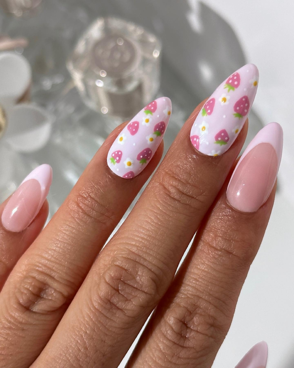 пастельний манікюр з фруктами