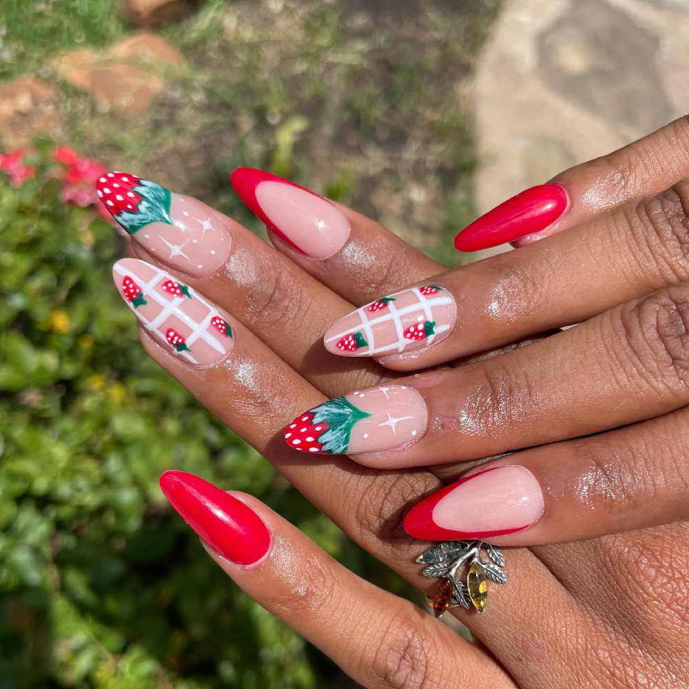 літній манікюр з ягодами