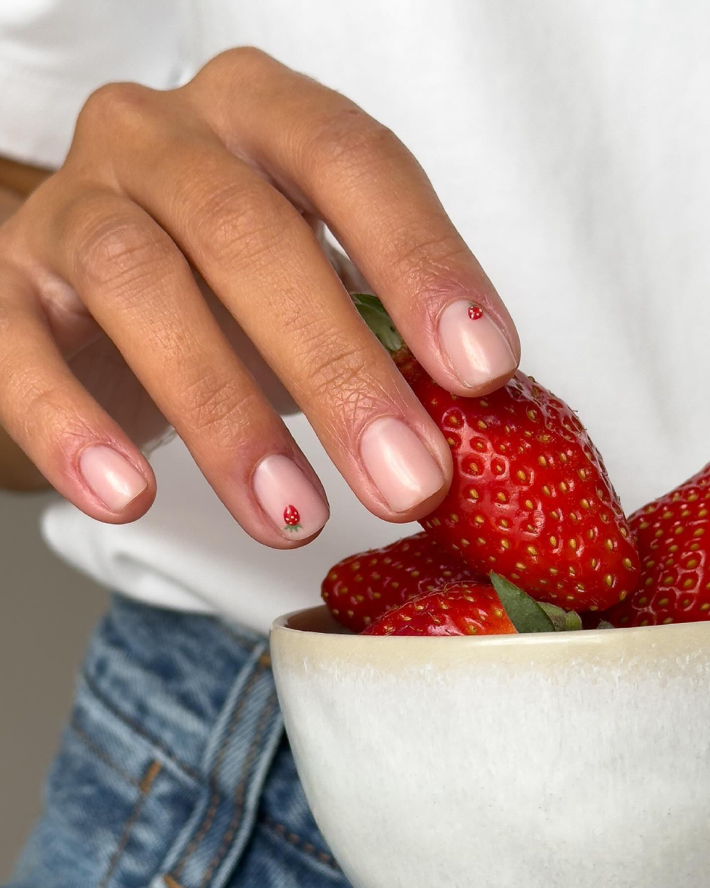 полуниця на нігтях