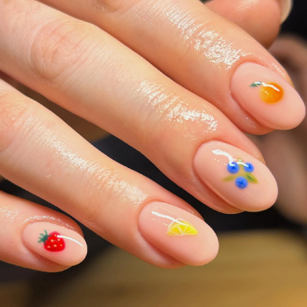 лаконічний манікюр з фруктами