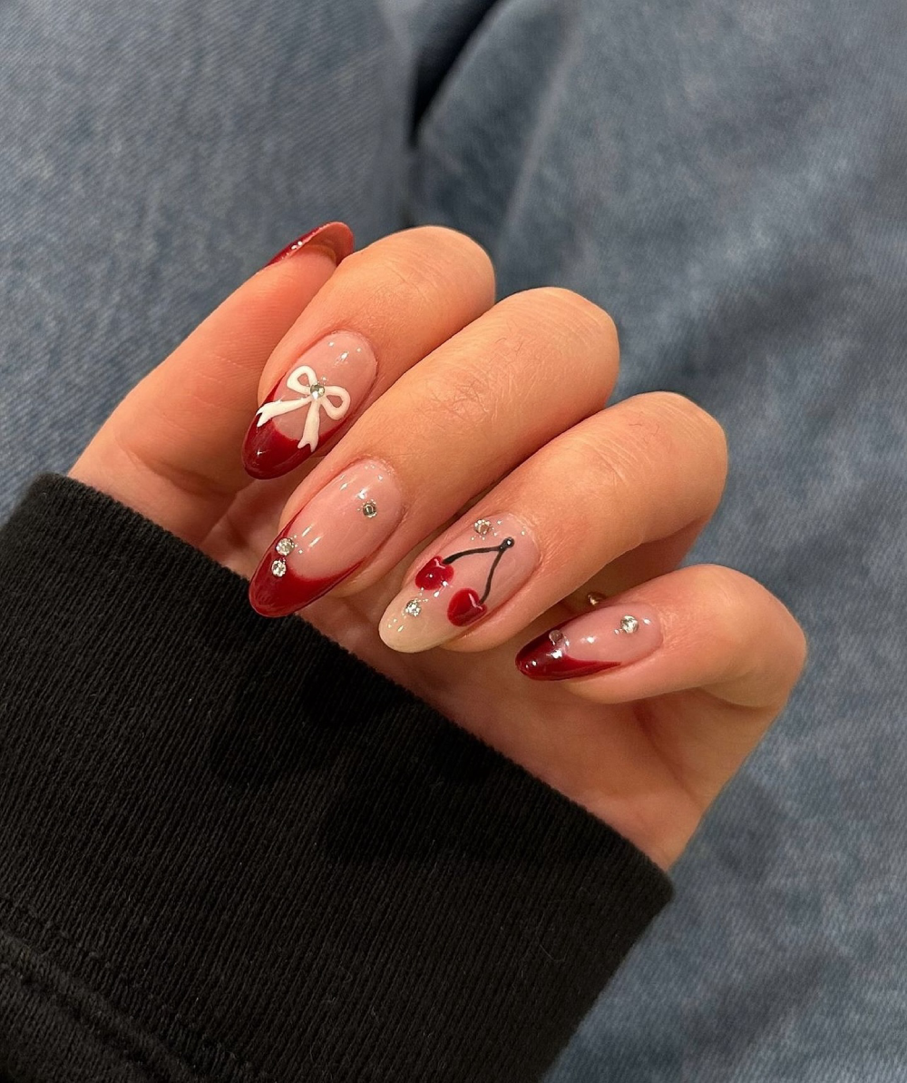 вишневий манікюр зі стразами