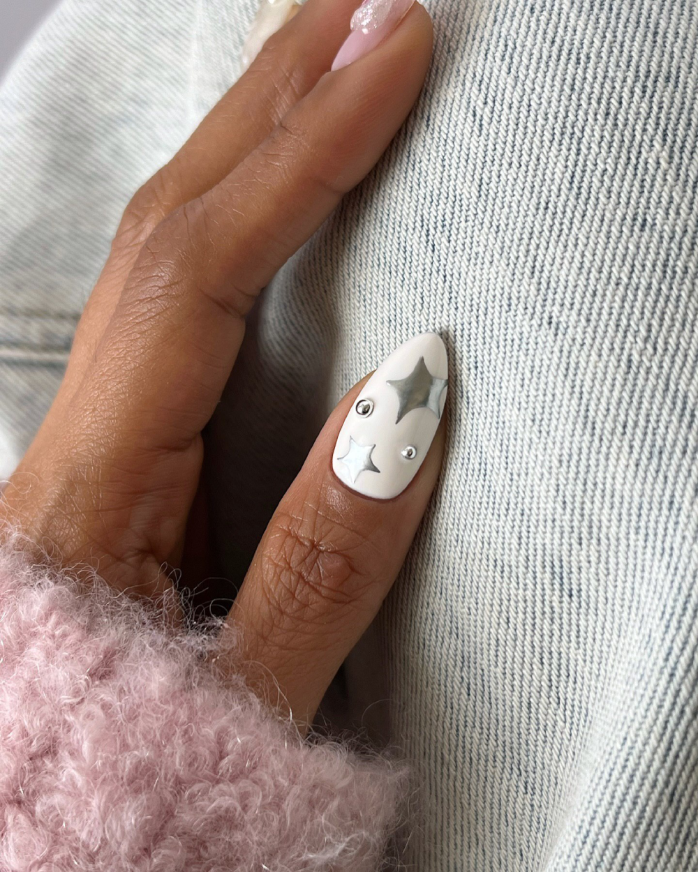 білий манікюр з камінчиками