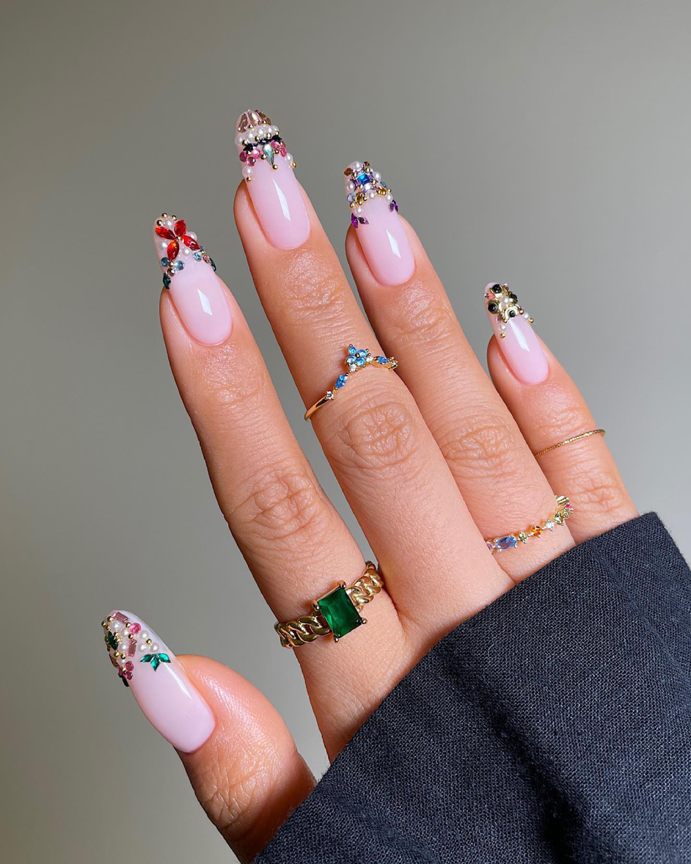 манікюр з камінчиками і перлами